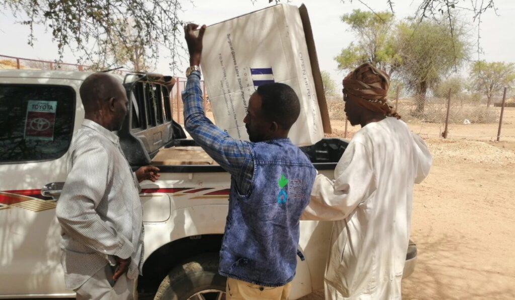Equipo de la ONG repartiendo comida en Sudán. Foto: Acción contra el Hambre.