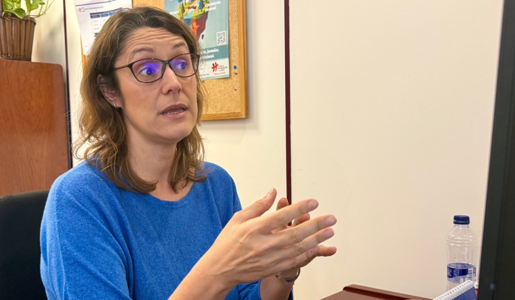 Cristina Muñoz durante la primera clase en línea de la formación para profesionales de residencias. Foto: San Camilo.