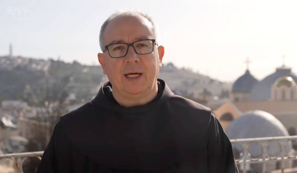 Francesco Lelpo en un momento del vídeo. Foto: YouTube Christian Media Center.