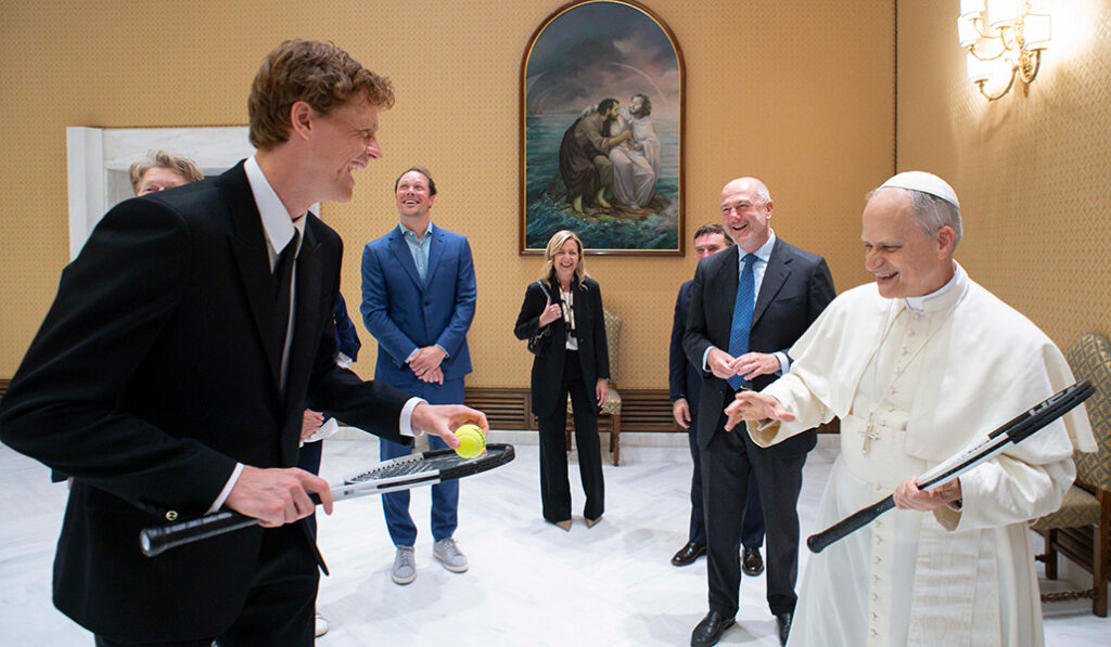 Jannik Sinner, entonces el tenista número uno del mundo, bromea con el Papa León XIV tras regalarle una raqueta de tenis el 14 de mayo de 2025 durante una reunión en el Vaticano.