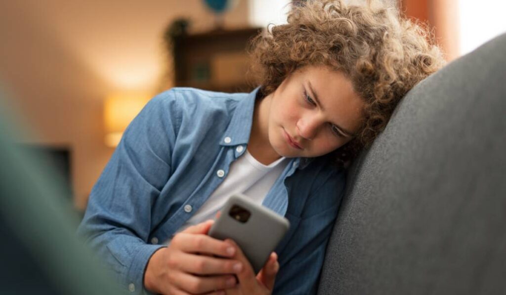 Los padres alertan de los patrones adictivos y de los contenidos pornográficos y violentos. Foto: Freepik.