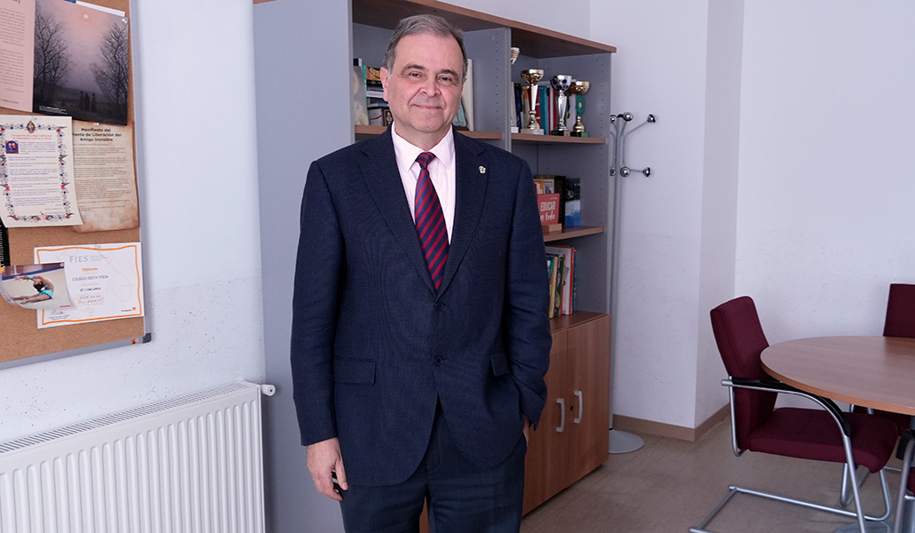 Perteguer en su despacho en el Colegio Edith Stein.