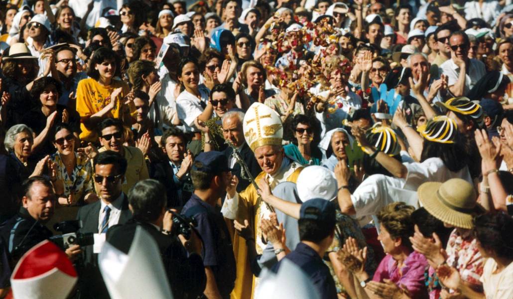 Juan Pablo II a su llegada a la catedral de la Almudena en 1993. Foto: ABC.