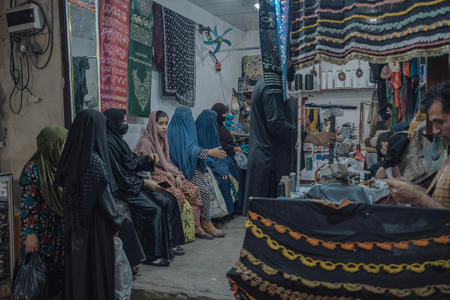 'Si las mujeres afganas desvelaran sus historias', de Valentina Sinis, habla de la pérdida de derechos de las mujeres en el país y del entorno hostil en el que tienen que vivir las afganas.