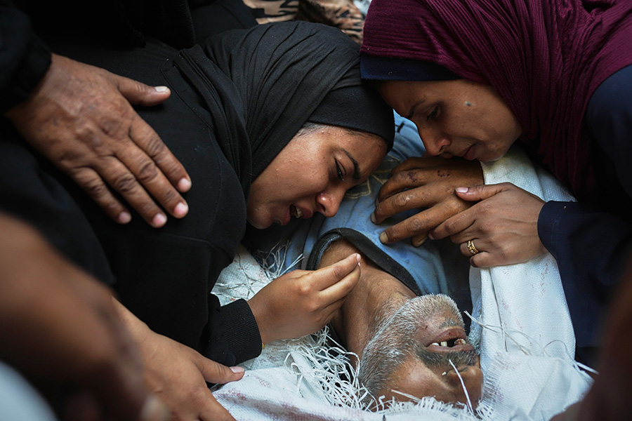 'Muerte eterna', de Jehad Alshrafi, documenta el hambre en Gaza. En la foto, dos mujeres lloran la muerte de su padre, Abd Rahman al Baba. Foto: Jehad Alshrafi.