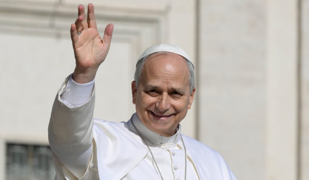 El Papa saluda durante la audiencia general del 18 de febrero. Foto: CNS / Lola Gómez.