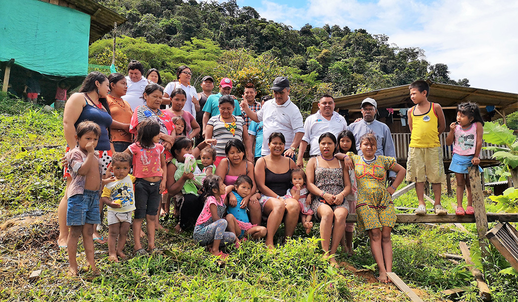 Albeiro (de blanco con gorra negra) con una de las comunidades afectadas por la violencia.