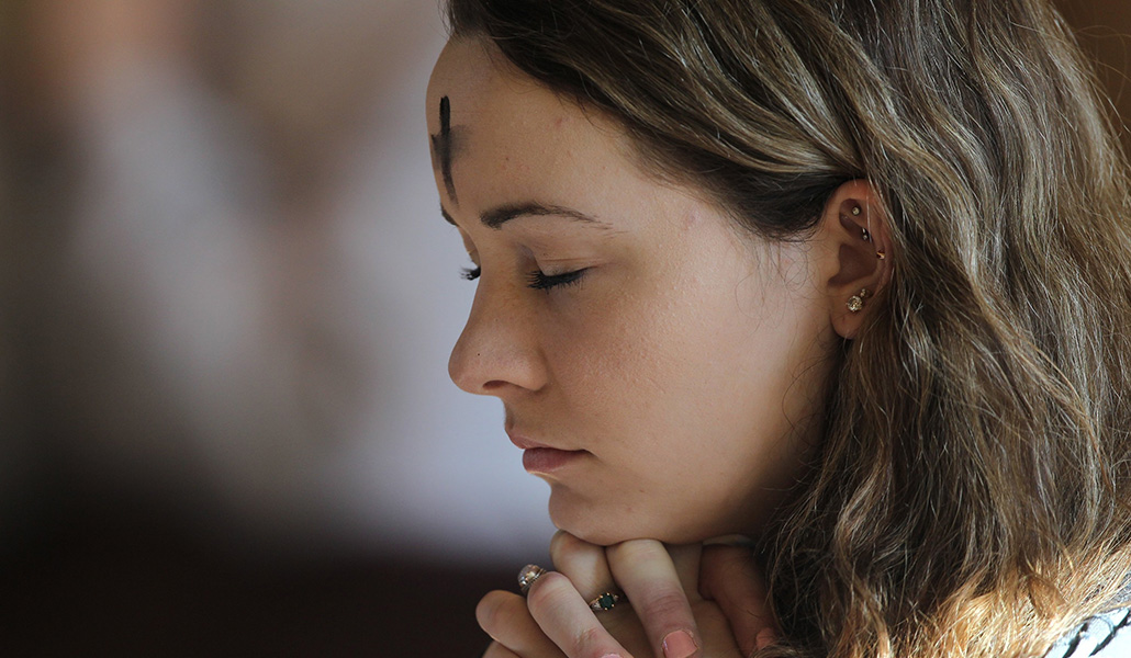 Una joven reza durante la misa del Miércoles de Ceniza en la Iglesia Jesús el Verbo Divino en Huntingtown, Maryland.