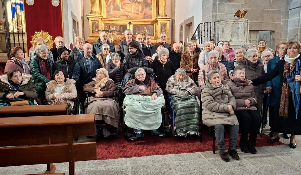 Misa del Día del Enfermo en San Bernabé. María Evangelina, con manta de rayas verde, en primera fila.