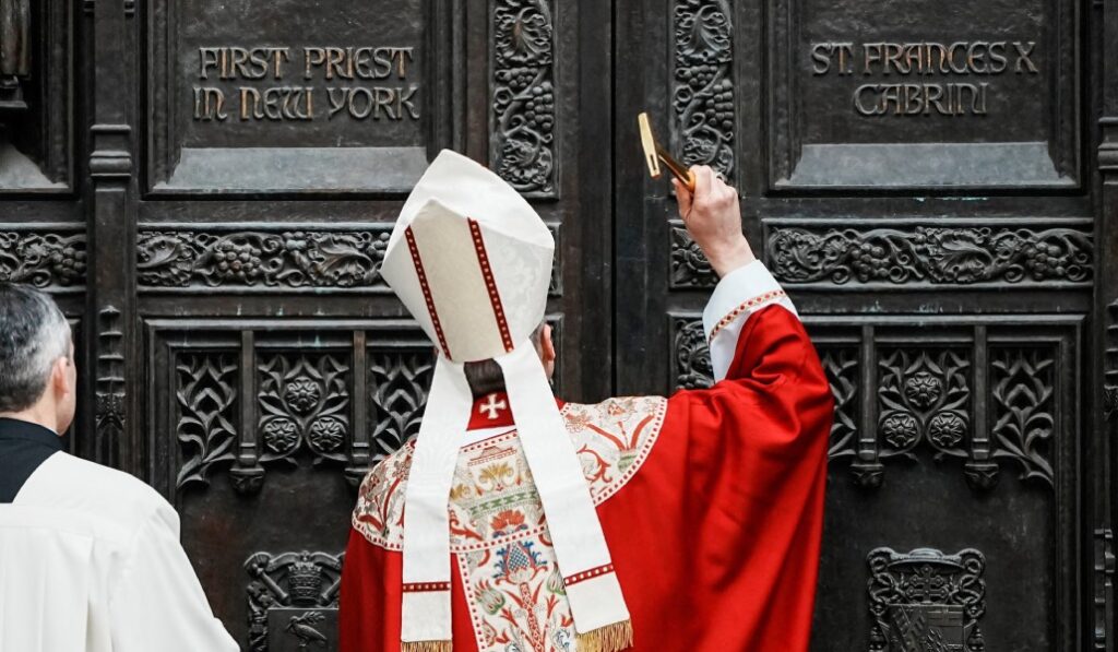 Hicks llama a la puerta del templo al comienzo de la celebración. Foto: CNS / Eduardo Muñoz.
