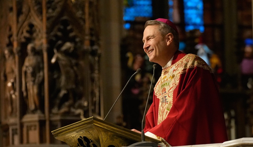 Hicks pronuncia su musical primera homilía como arzobispo de Nueva York desde el púlpito de la catedral de San Patricio. Foto: CNS / Gregory Shemitz.