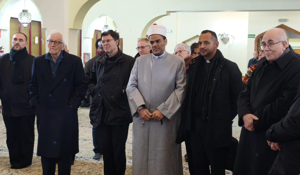 Los miembros de la Subcomisión de la CEE con los miembros de la mezquita.