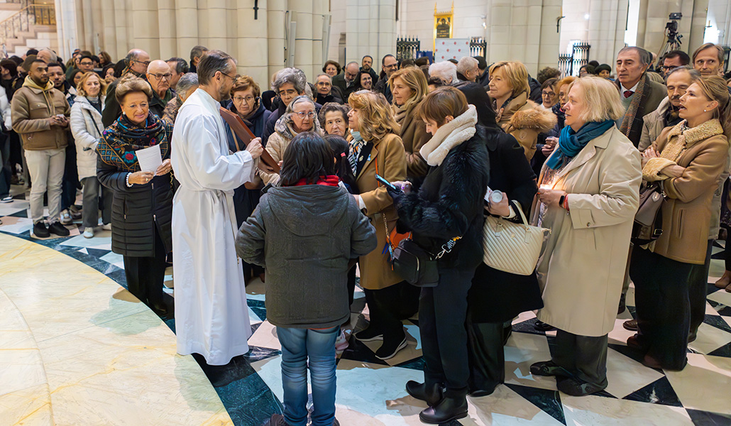 Los fieles veneran un icono dañado en Homs (Siria) durante la vigilia del año pasado.