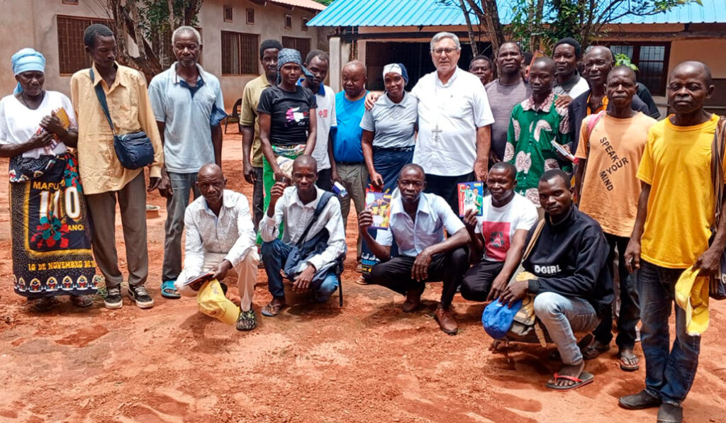 El obispo de Nacala con los animadores de la parroquia de San Pedro de Lurio, afectados por el yihadismo.