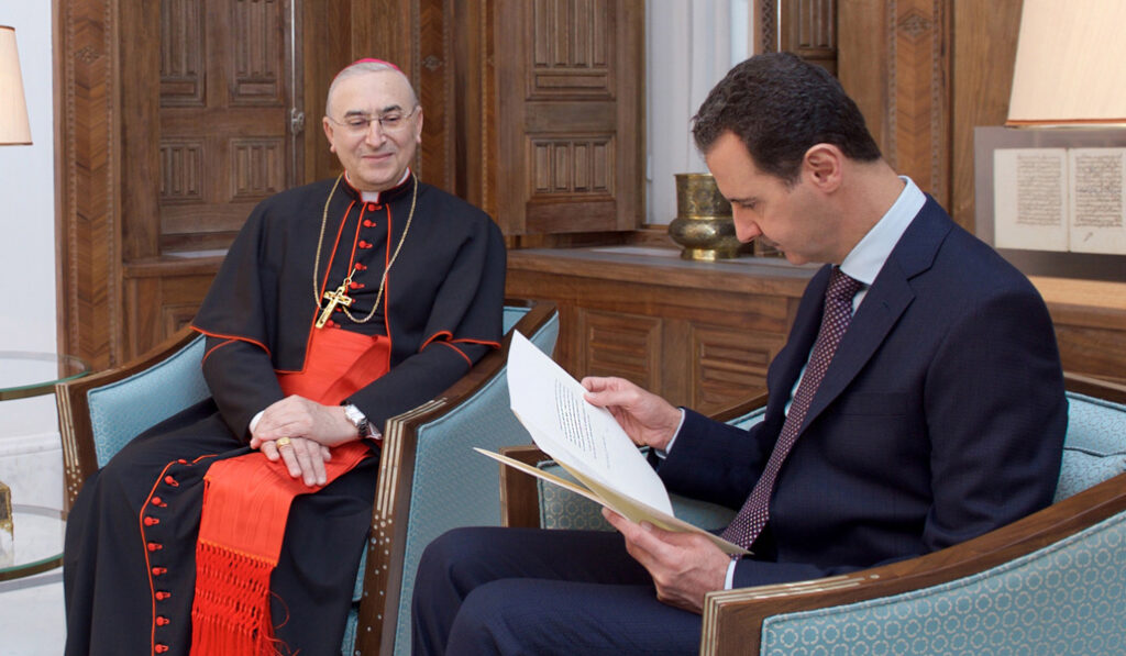 El nuncio en Siria entrega a Al Asad una carta del Papa en 2016. Foto: CNS.