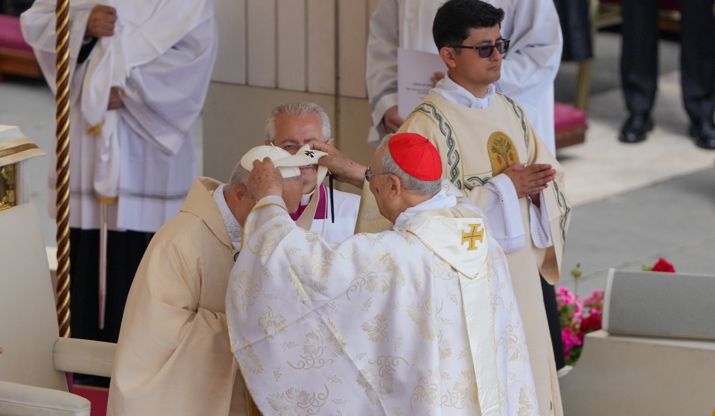 El nuncio en Siria impone el palio a León XIV durante la Misa de inicio de pontificado. Foto: CNS / Kendall McLaren.