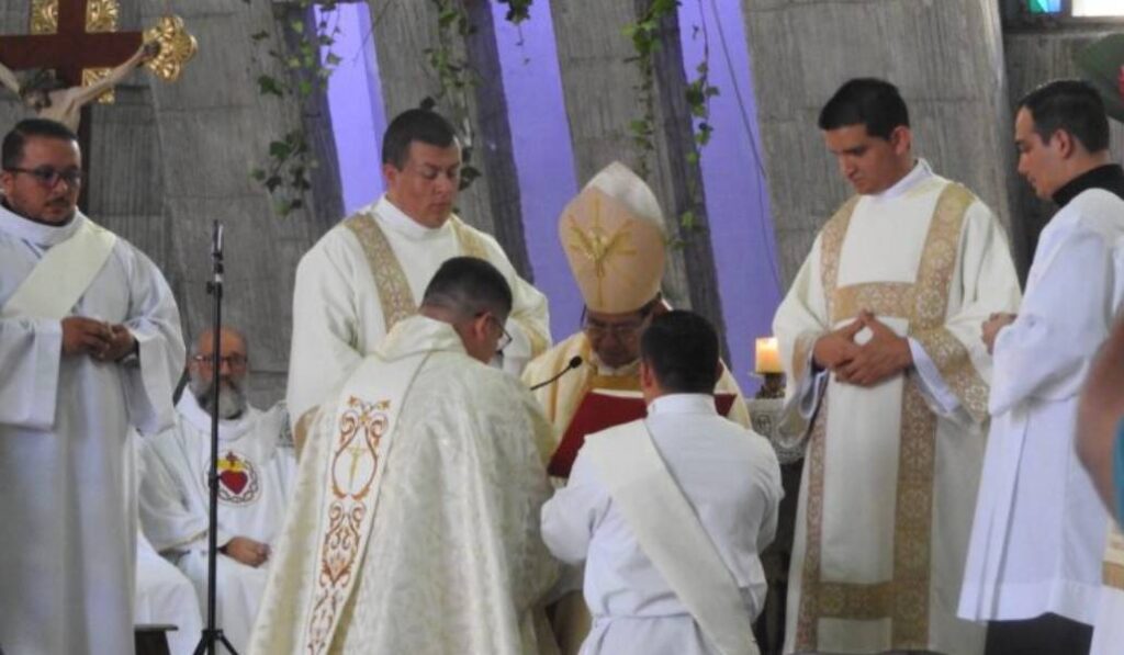 El obispo de Limón en una ordenación sacerdotal reciente. Foto: Diócesis de Limón.
