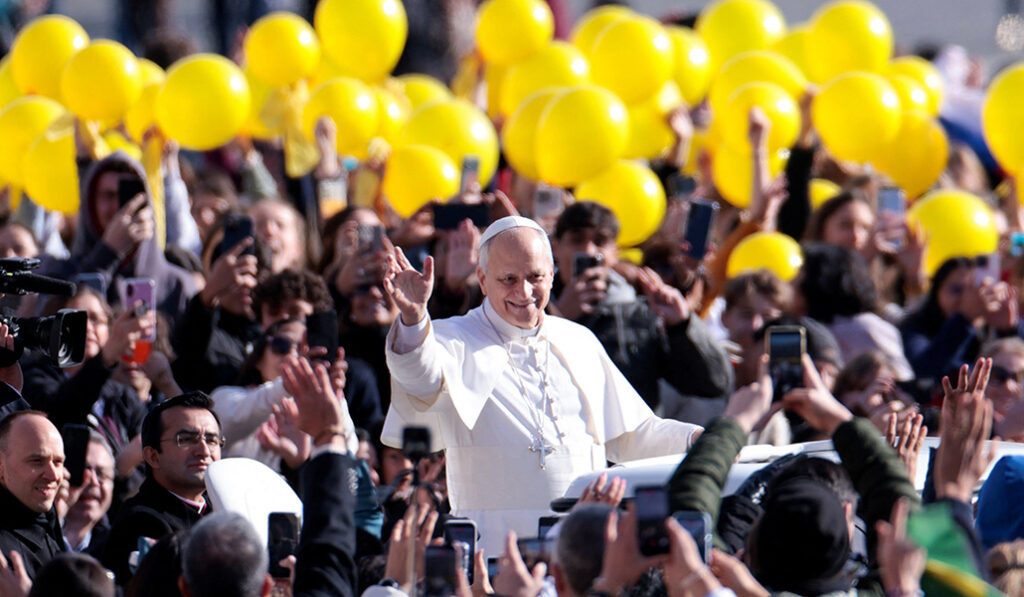 El Papa León XIV saluda a los fieles a su llegada para celebrar la audiencia general.