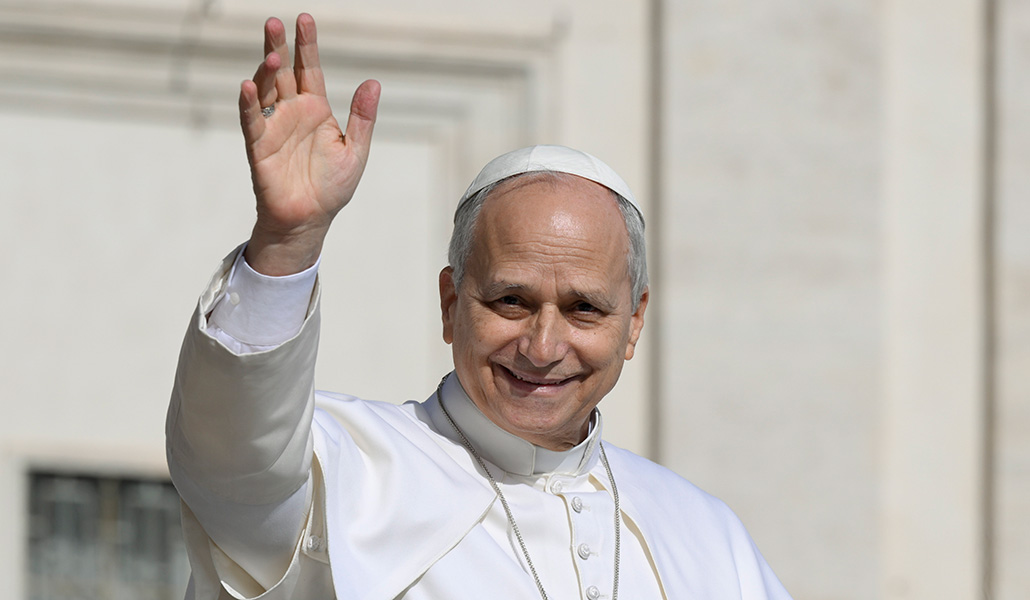 El Papa León XIV saluda a la multitud antes de dirigir la audiencia general.