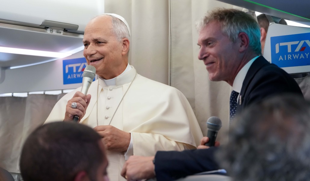 León XIV habló de su deseo de viajar a África, en concreto a Alteria, en el vuelo de vuelta del Líbano. Foto: CNS / Lola Gómez.