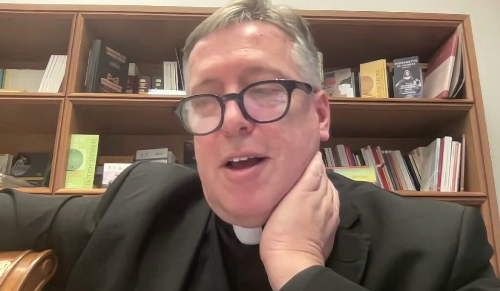 John Wauck, también norteamericano, durante su intervención.