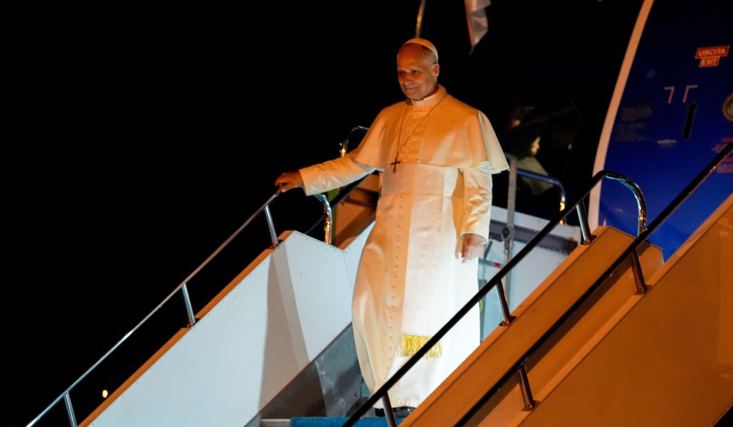 El Papa norteamericano desciende del avión durante su viaje a Turquía. Foto: CNS.