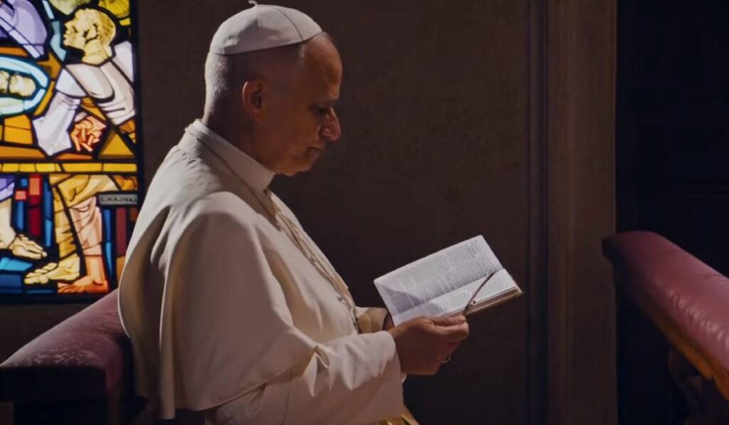 León XIV con una Biblia en una imagen de la campaña Reza con el Papa. Foto: Red Mundial de Oración del Papa.