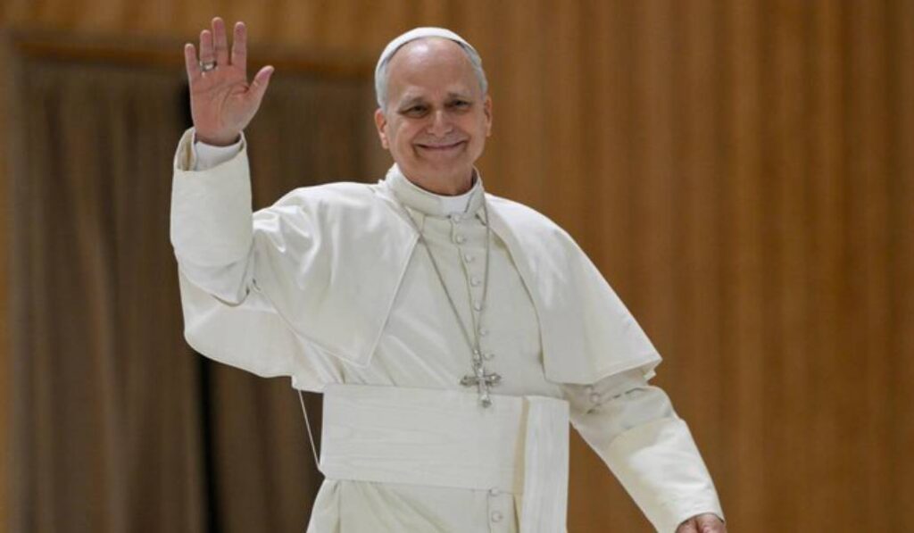 León XIV saluda a los fieles durante una audiencia general. Foto: Vatican News.