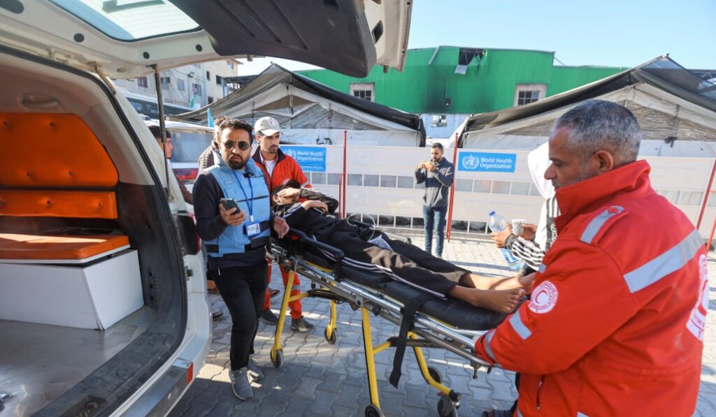 Un paciente gazatí es subido a una ambulancia para salir hacia Egipto por el paso de Rafah y recibir tratamiento. Foto: Reuters / Ramadan Abed.