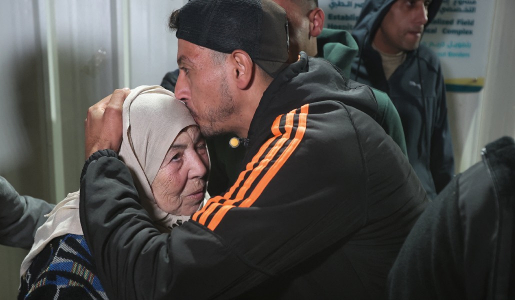 Acogida de gazatíes recién llegados de Egipto a través de Rafah en el Hospital Nasser. Foto: Reuters / Ramadan Abed.