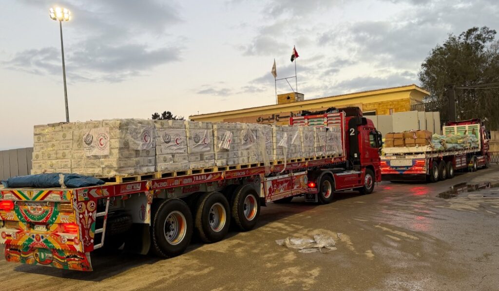 Camiones con ayuda humanitaria en el paso de Rafah. Foto: Reuters / Stringer.