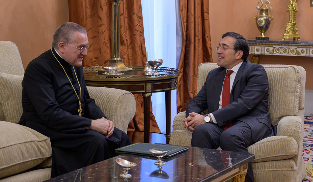 El nuncio Pioppo durante la reunión con el ministro.