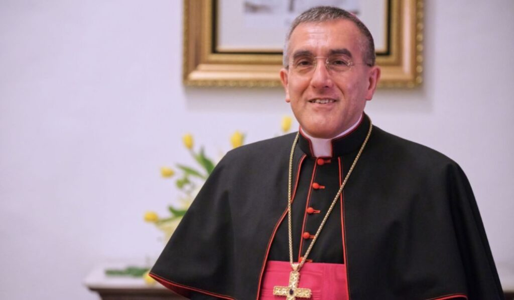 Pioppo entró en el Servicio Diplomático de la Santa Sede en 1993.