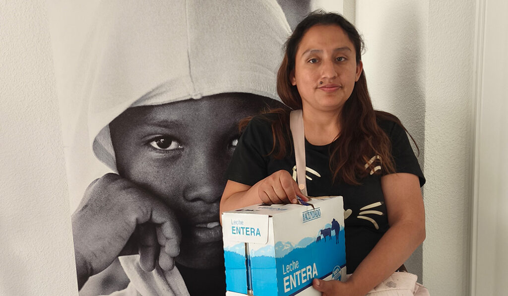 Jessica Salazar recibe alimentos de la Baby Despensa y acude al grupo de madres.