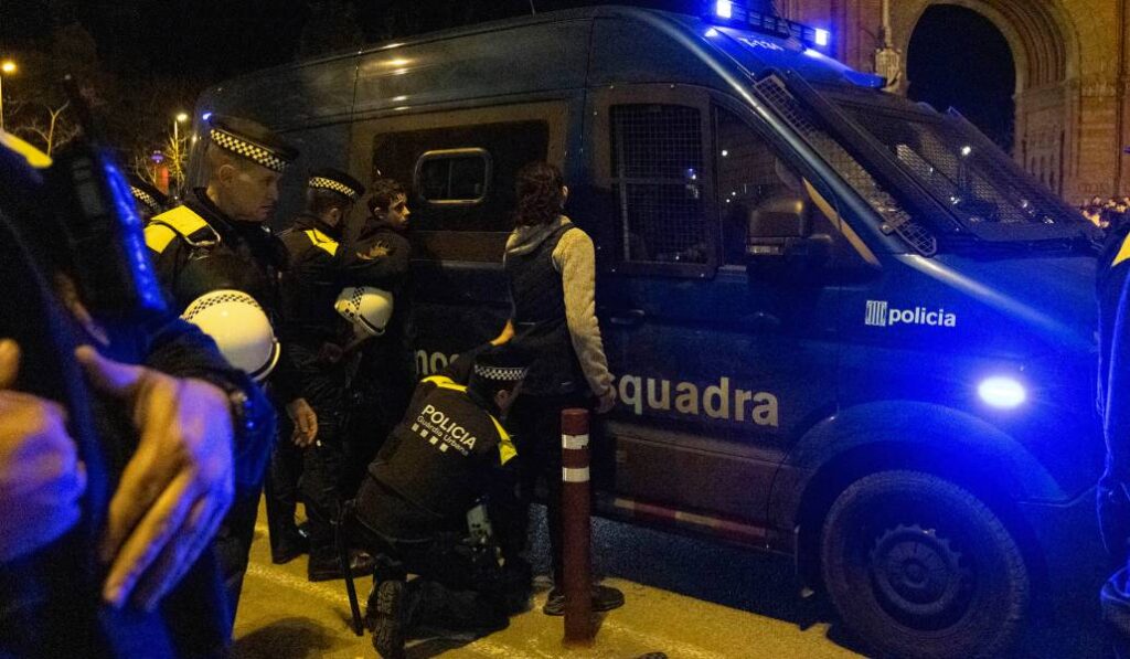 La reciente concentración de therians en Barcelona se saldó con cinco detenidos. Foto: EFE.