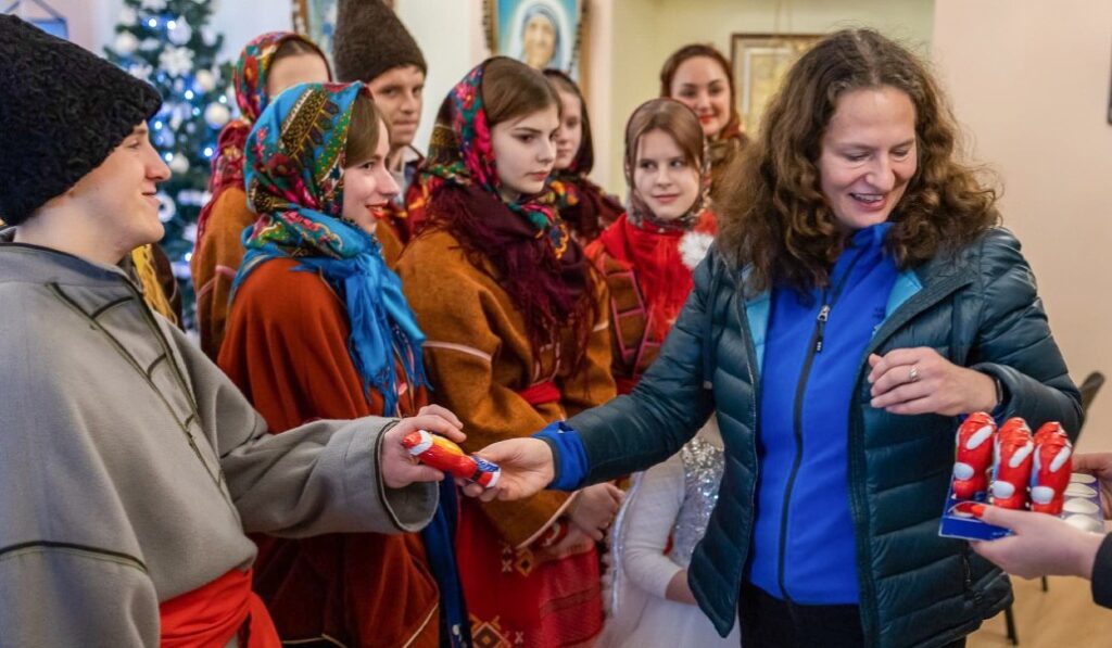 Tetiana Stawnychy durante una fiesta de Navidad. Foto: Cáritas.