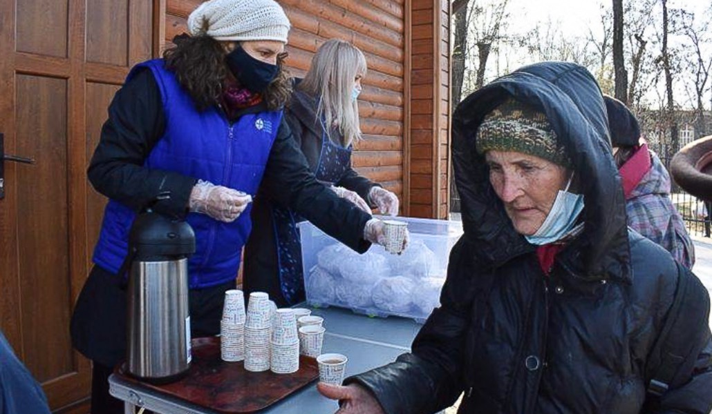 La presidenta de Cáritas Ucrania reparte bebidas calientes durante el invierno. Foto: Cáritas.
