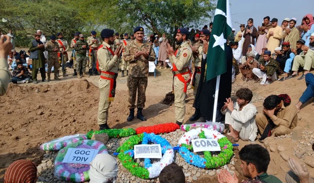 Funeral de soldados paquistaníes muertos en los combates con talibanes afganos en la frontera. EFE / EPA / Basit Gilani.