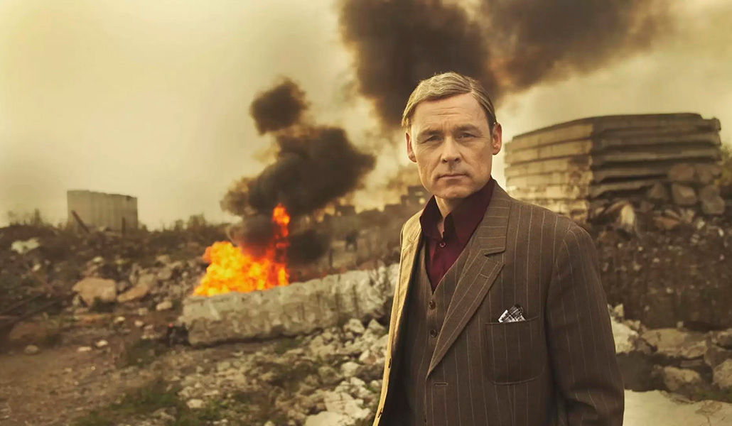 Marcel Hensema es el juez holandés Bert V.A. Röling, narrador de la serie.