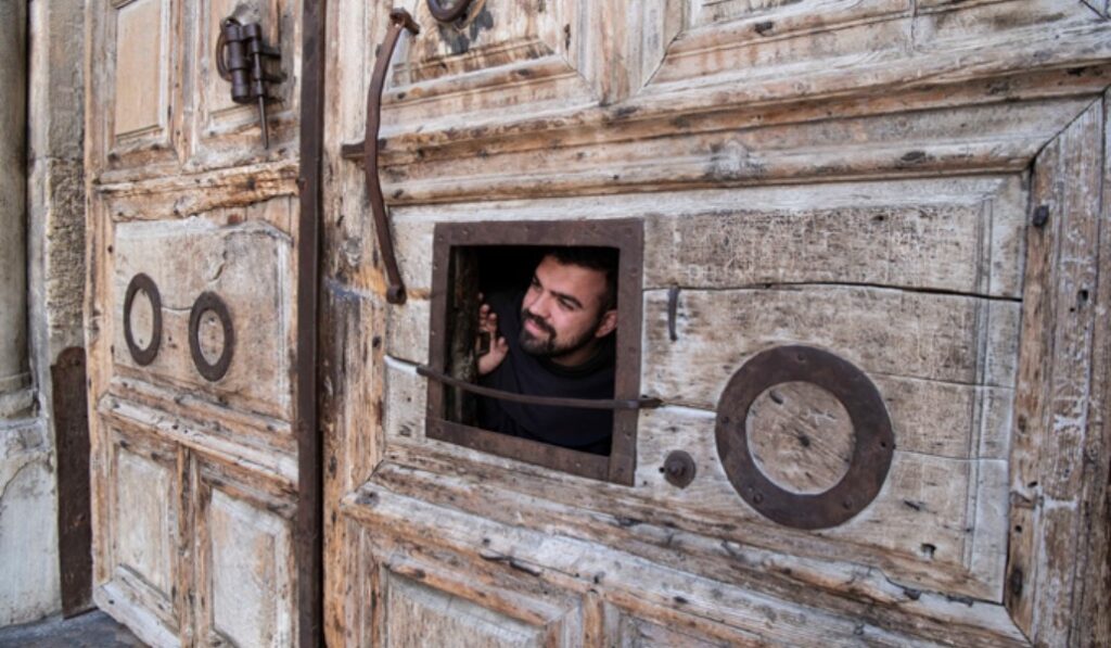 Esta trampilla seguía en uso hasta la retirada de las puertas. Foto: tierrasanta.net