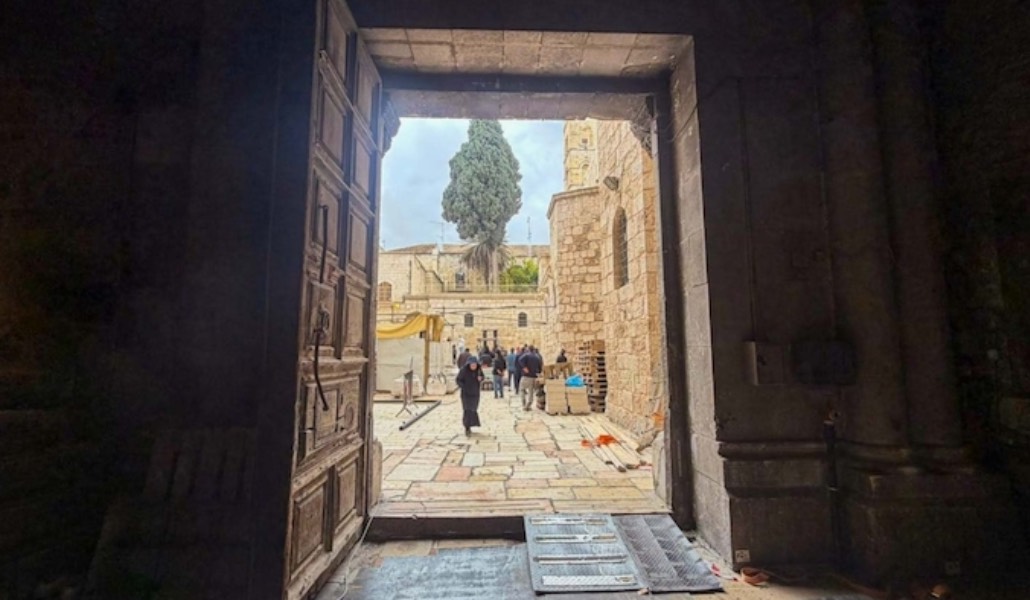 La entrada tras la retirada de una de las dos puertas. Foto: tierrasanta.net