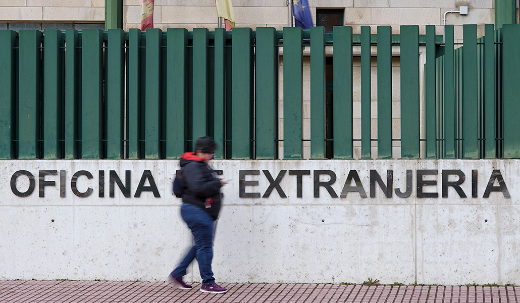 Foto de recurso de la entrada de una oficina de extranjería