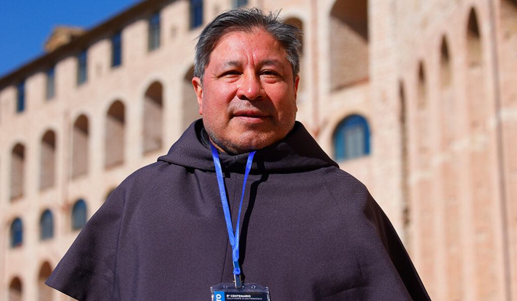 Fray Jorge Fernández en la explanada de Asís.