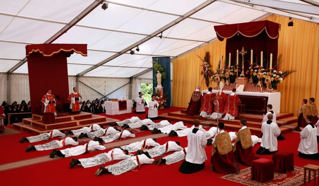 Ordenación de sacerdotes y diáconos de la FSSPX en 2012. Foto: CNS / Reuters / Denis Balibouse.