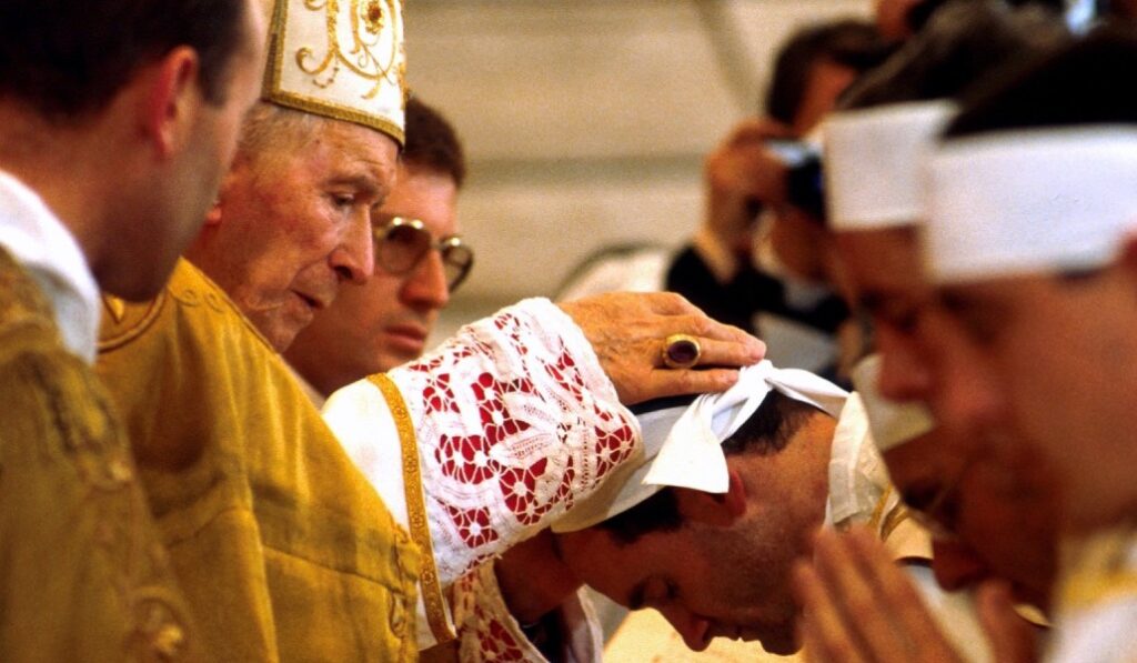Un momento de la ordenación de obispos por parte de Lefebvre que en 1988 llevó a su excomunión. Foto: CNS / CPP