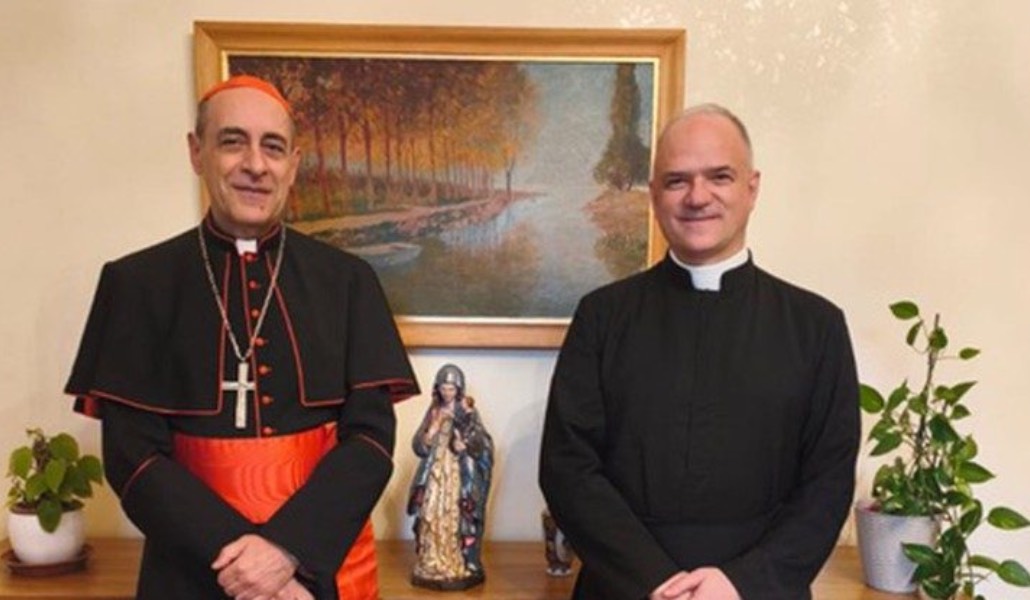El cardenal Fernández y Pagliarani tras su encuentro. Foto: Vatican Media.