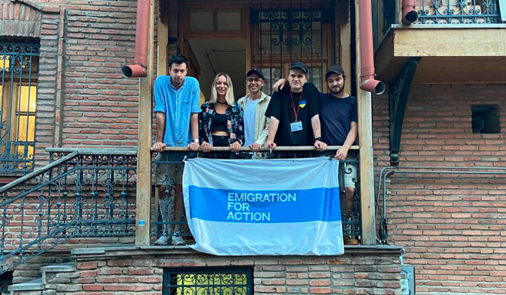 Equipo de Emigration for Action. Evgenii Liamin es el segundo por la derecha.