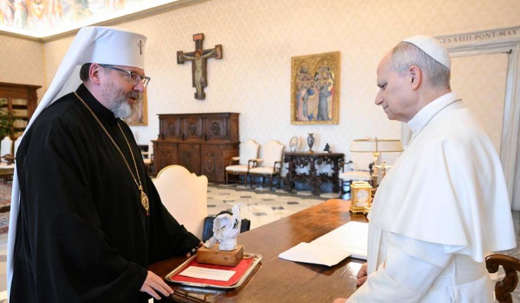 Shevchuk entrega al Papa documentación y una pequeña escultura. Foto: Vatican Media.