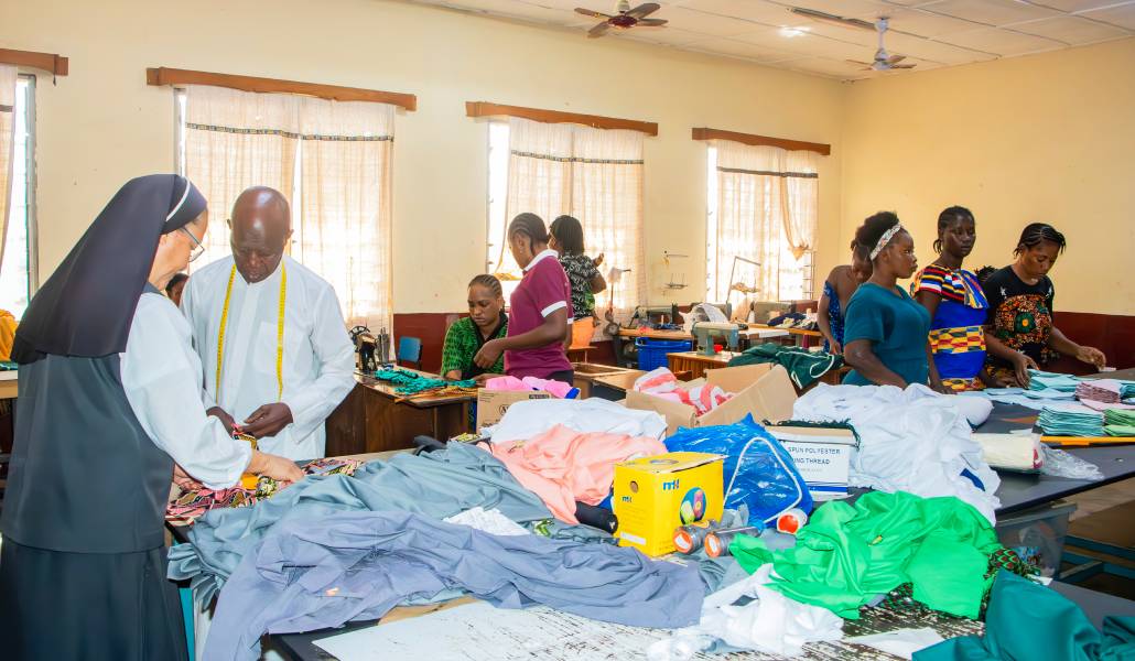 Sandra Ramos en el taller de costura de las misioneras. Foto: Manos Unidas.