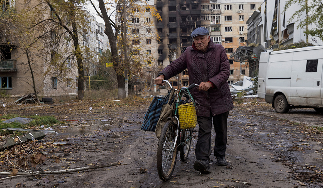 Un residente local camina frente a edificios residenciales dañados, en medio del ataque de Rusia, en la ciudad de Avdiivka, región de Donetsk, Ucrania, 17 de octubre de 2023.